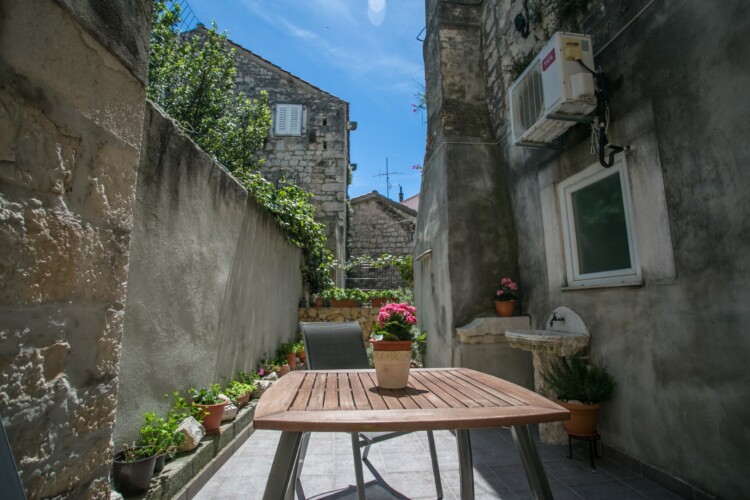 room-mendi-patio-trogir-2pax