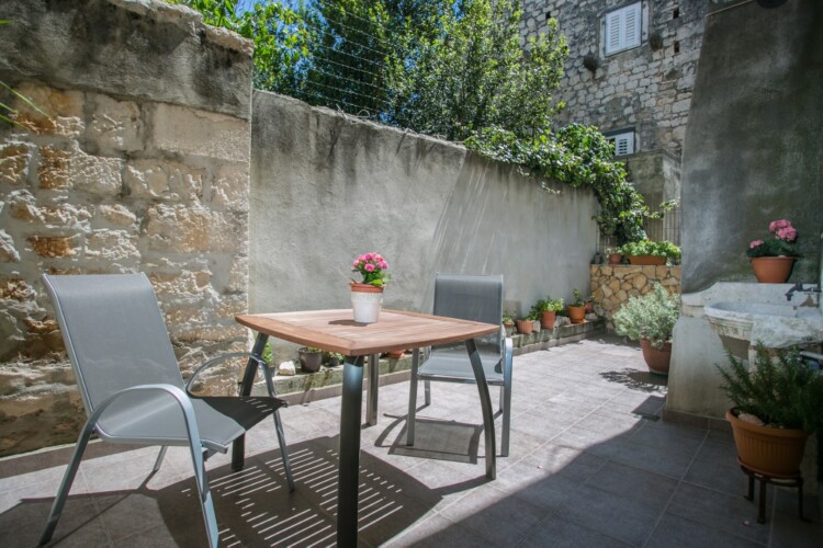 room-mendi-patio-trogir-2pax